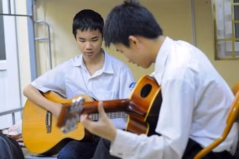 Dạy guitar cho người bình thường đã khó, dạy cho trẻ khiếm thị lại khó hơn bội phần.