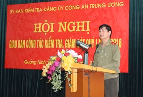 Thiếu Tướng Nguyễn Xuân Ngư phát biểu tại hội nghị.