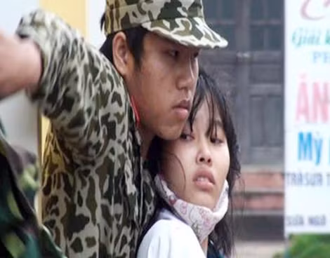 Giây phút nguy kịch với nữ sinh khiến nhiều người thót tim.
