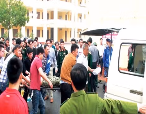 Kẻ bắt cóc được đưa đi cấp cứu. Ảnh: Trung Thành.