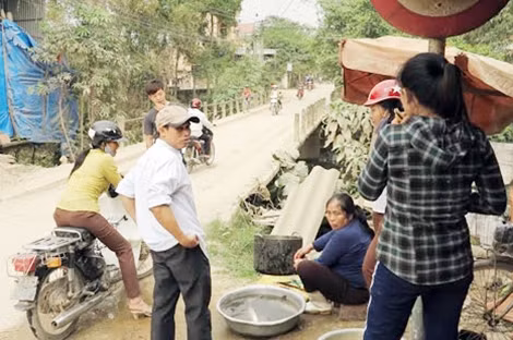 Người dân tập trung buôn bán hai bên mố cầu gây mất an toàn giao thông.