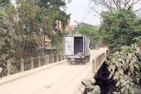 Hằng ngày cây cầu đang xuống cấp phải gánh chịu hàng trăm lượt người và xe cộ qua lại.