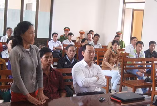 Bà Tuyết (người đứng bên trái) tại Tòa.