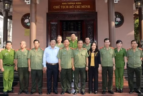 Thứ trưởng Phạm Dũng cùng các đại biểu tham dự buổi làm việc với Công an và Cảnh sát PCCC TP.Cần Thơ.