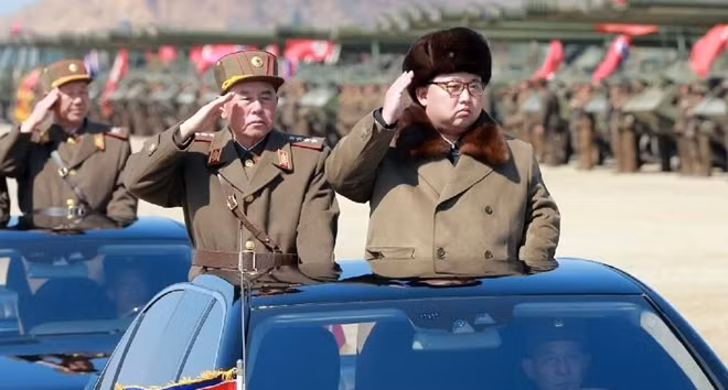 Nhà lãnh đạo CHDCND Triều Tiên Kim Jong-un trong một cuộc diễu hành thị uy năng lực hạt nhân ở Bình Nhưỡng. Ảnh: AP