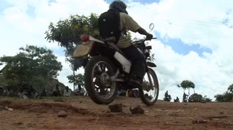 Một chiếc môtô vận chuyển mẫu máu xét nghiệm HIV ở Malawi.