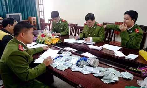 Thẻ sinh viên, CMND của sinh viên bị phát hiện, thu giữ tại các cửa hiệu cầm đồ tại TP Vinh (Nghệ An).