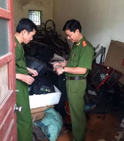 Công an huyện Ngọc Lặc đang kiểm tra số tang vật thu được.