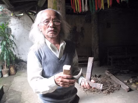 Ông Nguyễn Ngọc Đoán giải thích và chia sẻ về hệ ngôn ngữ cổ của làng. Ông Nguyễn Ngọc Đoán giải thích và chia sẻ về hệ ngôn ngữ cổ của làng.