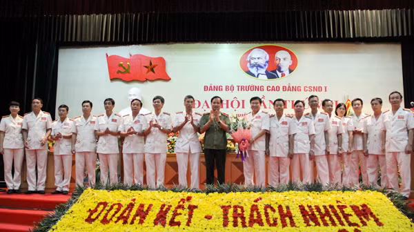 Thiếu tướng Đỗ Ngọc Cẩn tặng hoa chúc mừng Ban chấp hành Đảng bộ Trường Cao đẳng CSND 1 nhiệm kỳ 2015-2020. Thiếu tướng Đỗ Ngọc Cẩn tặng hoa chúc mừng Ban chấp hành Đảng bộ Trường Cao đẳng CSND 1 nhiệm kỳ 2015-2020.