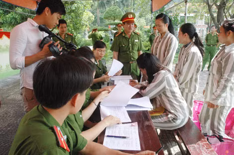 Cán bộ, chiến sĩ Trại giam Ninh Khánh làm thủ tục trao quyết định đặc xá cho phạm nhân.