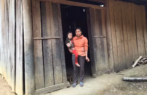 Chị Pay Thị Yều vẫn hàng ngày mong mỏi các nhà hảo tâm dang vòng tay nhân ái cứu lấy con chị. Chị Pay Thị Yều vẫn hàng ngày mong mỏi các nhà hảo tâm dang vòng tay nhân ái cứu lấy con chị.