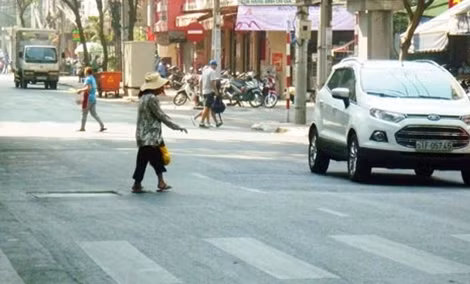Hình ảnh người đi bộ đi sai luật trên đường phố.