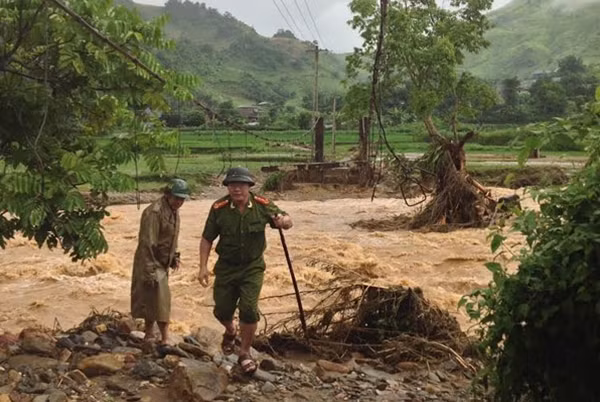 Cán bộ Công an xuống địa bàn.