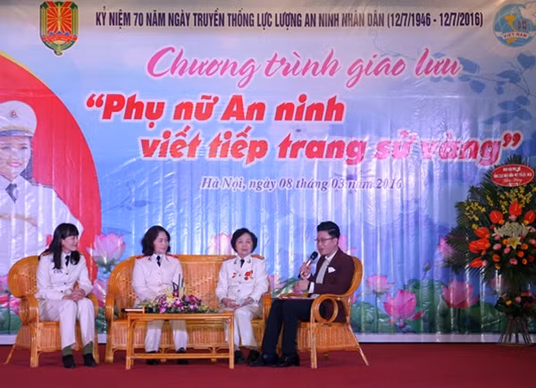 Những nữ chiến sĩ An ninh xuất sắc qua các thời kỳ chia sẻ trong buổi giao lưu.