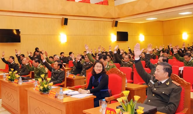 Các đại biểu biểu quyết, bày tỏ sự tín nhiệm cao với các đồng chí ứng cử đại biểu Quốc hội thuộc Cơ quan Bộ Công an.