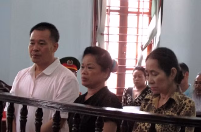 Các bị cáo tại phiên tòa, gồm Chi, Huệ và Thảo (từ trái qua).
