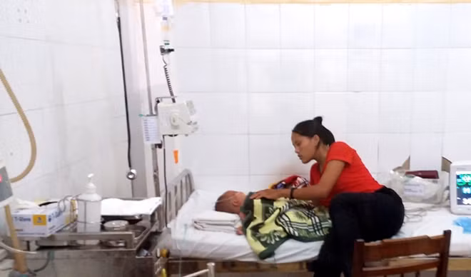 Cháu Phước đang được điều trị tích cực tại Bệnh viện Đa khoa tỉnh Đắk Lắk.