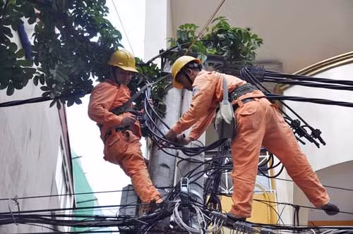 Người dân đang chờ đợi biểu giá điện được điều chỉnh cho hợp lý hơn. Ảnh: Hoa Việt Cường.