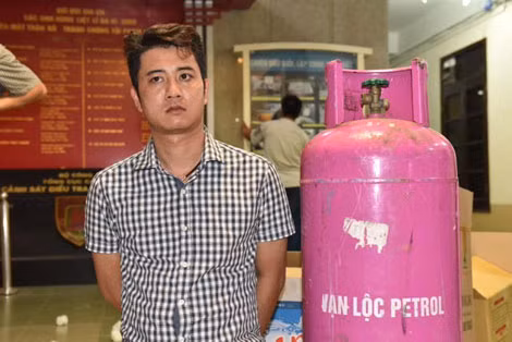 Nguyễn Quốc Hùng và những bình gas được gia cố chứa ma túy. Nguyễn Quốc Hùng và những bình gas được gia cố chứa ma túy.