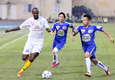 Các cầu thủ trẻ Hoàng Anh Gia Lai (phải) được nhận định là quá non so với mặt bằng chung V.League. Ảnh: H.M.
