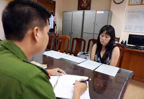 Đối tượng Phạm Thị Hương tại cơ quan Công an.