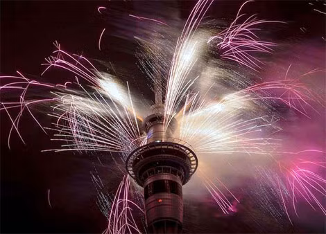 Màn bắn pháo hoa rực rỡ trên tháp Sky ở Auckland, New Zealand, một trong những nơi đầu tiên đón năm 2015. Ảnh: AFP.