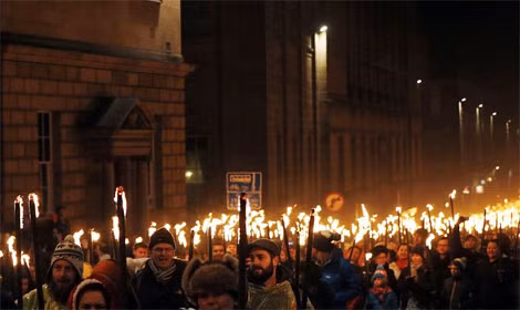 Ánh đuốc rực sáng cả một góc trời thủ đô Scotland. Ảnh: Reuters.