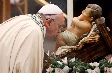 Giáo hoàng Francis hôn tượng chúa Jesus tại nhà thờ Saint Peter's Basilica ở Vatican. Ảnh: Reuters.