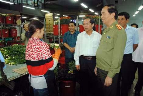 Bộ trưởng Trần Đại Quang thăm hỏi công nhân tại Công ty Dalat Hasfarm.