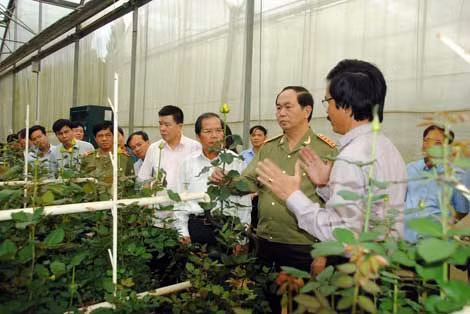 Lãnh đạo Công ty Dalat Hasfarm giới thiệu những sản phẩm cũng như quy trình sản xuất hoa công nghệ cao với Bộ trưởng và đoàn công tác.