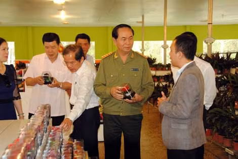 Và thăm mô hình sản phẩm tại Công ty CP Sinh học Rừng hoa Đà Lạt.