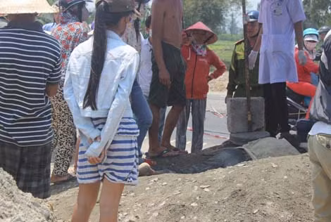 Hiện trường nơi ông Thạnh bị xe lấp đất, đá chôn vùi. Hiện trường nơi ông Thạnh bị xe lấp đất, đá chôn vùi.