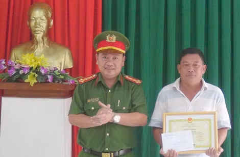 Khen thưởng bảo vệ dân phố đấu tranh tội phạm tín dụng đen
