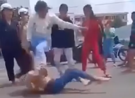 Cô gái trẻ bị túm tóc, đánh đập dã man