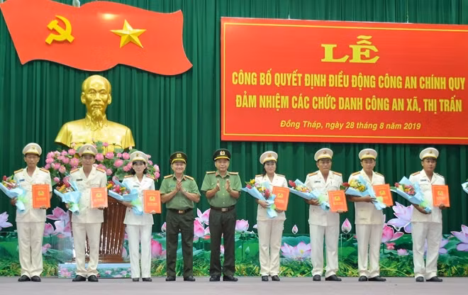 Lãnh đạo Công an tỉnh Đồng Tháp trao quyết định điều động cán bộ đảm nhận chức danh Công an xã.
