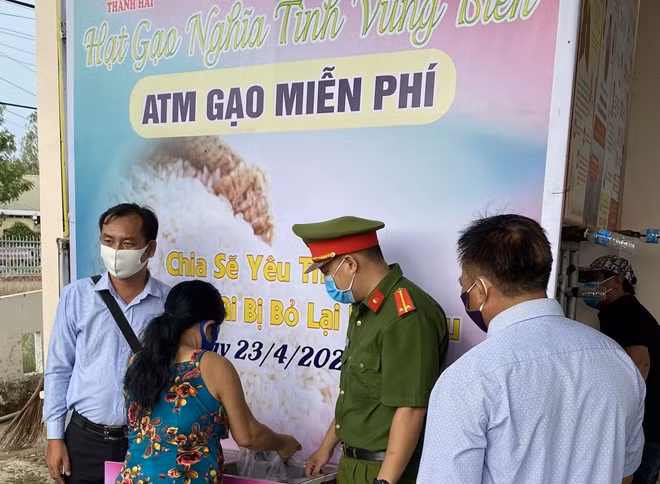 Người dân đến nhận gạo miễn phí tại trụ sở Công an xã Tân Hộ Cơ.