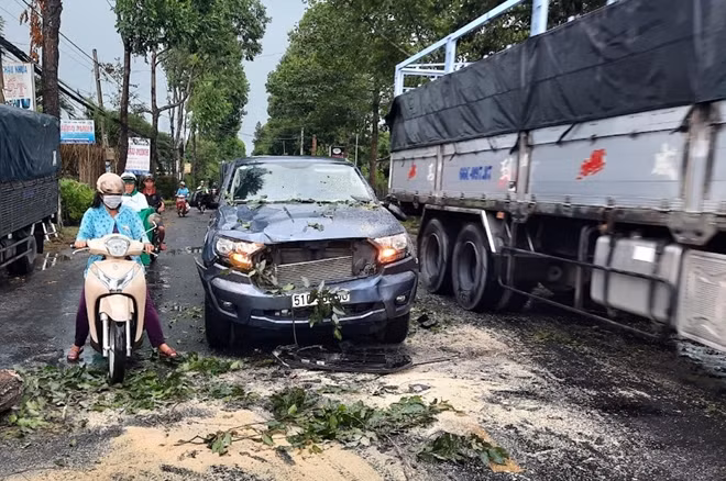 Phần đầu ôtô bị biến dạng.