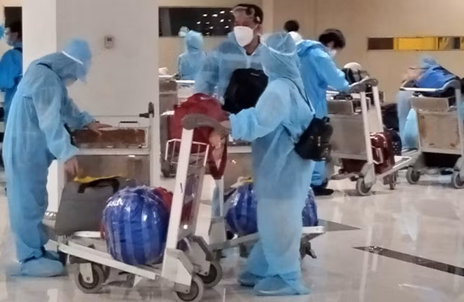 Các hành khách trở về từ Philippines.