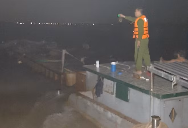 Phương tiện khai thác cát bị bắt quả tang.