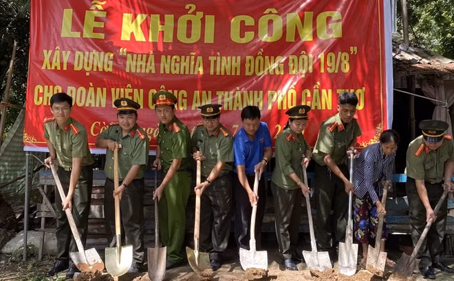 Lễ khởi công xây dựng nhà “Nghĩa tình đồng đội 19/8”.