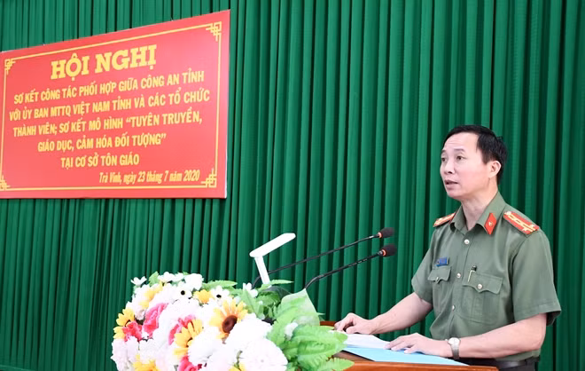 Đại tá Vũ Hoài Bắc, Giám đốc Công an tỉnh Trà Vinh, phát biểu tại hội nghị.