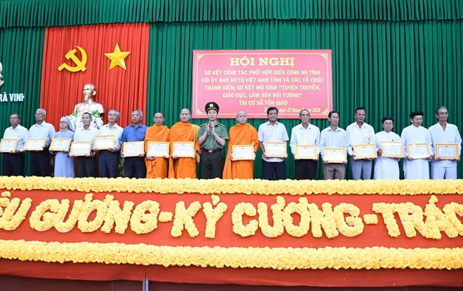Giám đốc Công an tỉnh Trà Vinh trao khen cho các tập thể và cá nhân có thành tích xuất sắc.