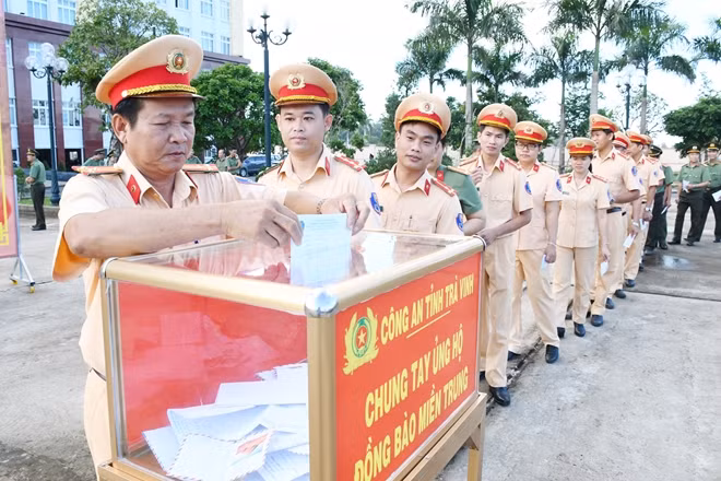 Cán bộ, chiến sỹ đóng góp ủng hộ đồng bào miền Trung.