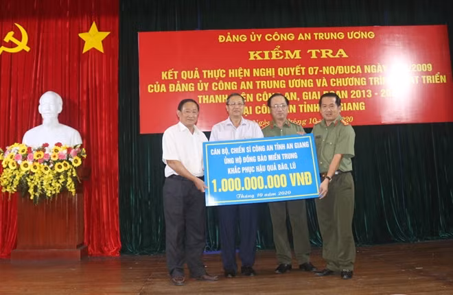 Dưới sự chứng kiến của lãnh đạo Bộ Công an và lãnh đạo Tỉnh ủy An Giang, Đại tá Đinh Văn Nơi - đã trao tượng trưng số tiền 1 tỷ đồng cho Ủy ban MTTQ Việt Nam tỉnh An Giang, do cán bộ chiến sĩ đóng góp, ủng hộ đồng bào miền Trung khắc phục hậu quả bão lũ.