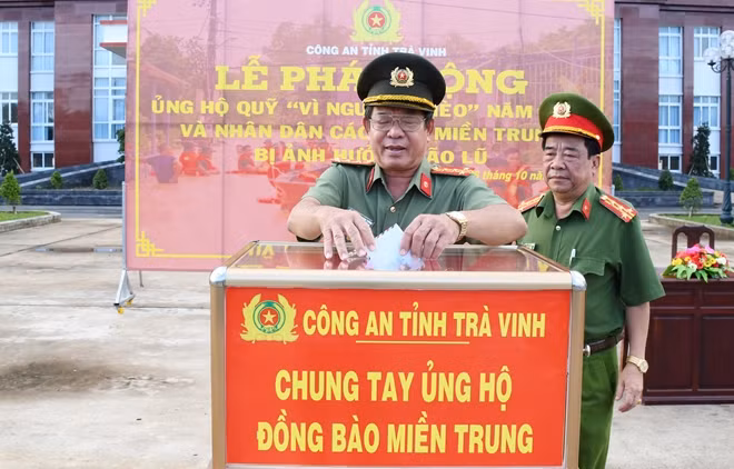 Ban Giám đốc Công an tỉnh tham gia đóng góp ủng hộ đồng bào.