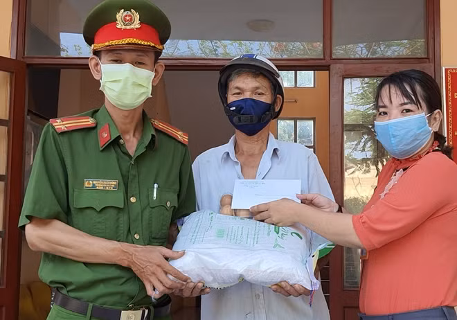 Những phần quà được trao tận tay cho người dân.