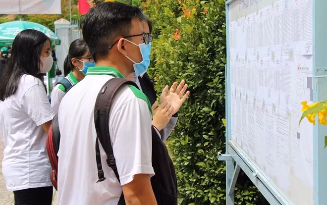 Các thí sinh kiểm tra thông tin tại điểm thi vào chiều 8/8.