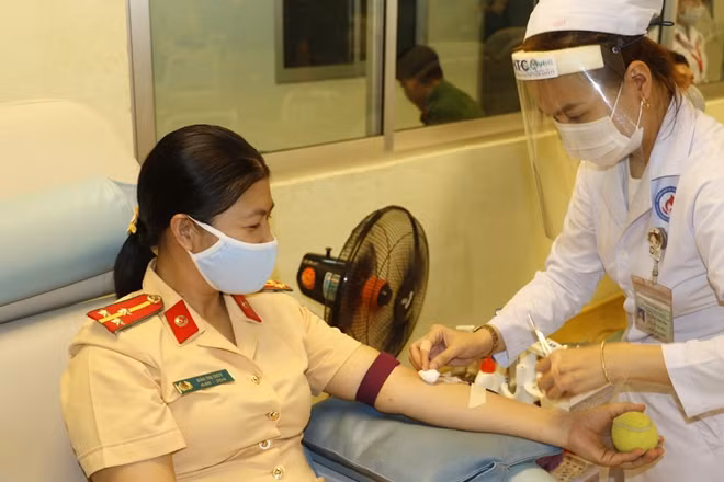 Nữ Cảnh sát giao thông tham gia hiến máu tình nguyện.