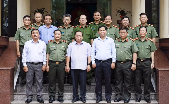 Lãnh đạo Thành ủy, UBND và Ban giám đốc Công an TP Cần Thơ chụp ảnh lưu niệm.